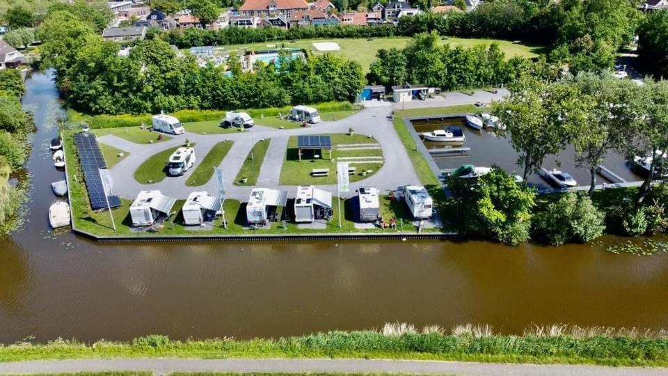 Вилла Tiny House Aan Het Water Op De Appelhof Wommels Экстерьер фото